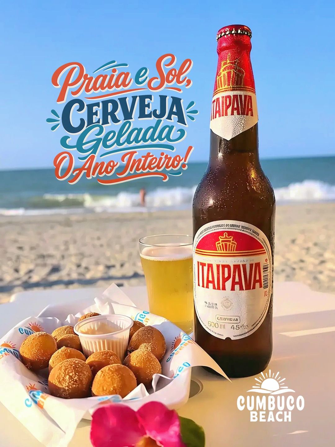 Cerveja gelada e bolinhos na mesa de frente para o mar